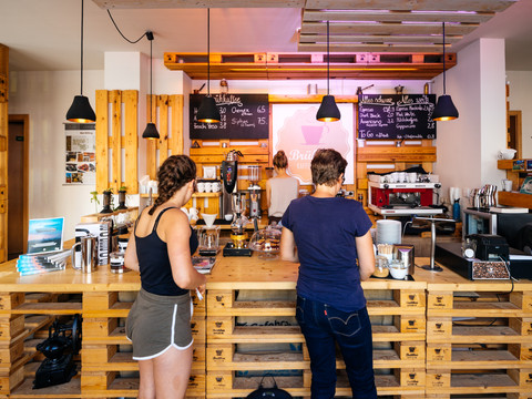 Foto des Tresen-Bereiches der Brühbar, Besucher bestellen ihren Kaffee, Cafés, Kulinarik