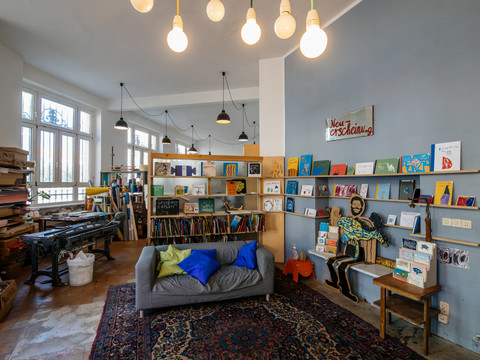 Blick in das farbenfrohe Buchkinder Leipzig Kreativgeschäft, auf seine Regale, Dekoration und Sitzmöglichkeiten zum Niederlassen und Lesen, Kulturzentrum, Kultur, freizeit