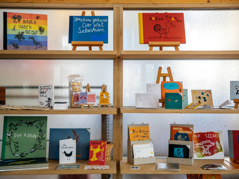 Blick auf das farbenfrohe Bücherregal in der Buchkinder Leipzig-Kreativwerkstatt.