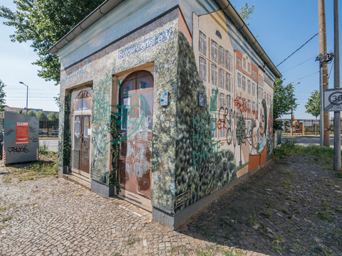Im Fokus des Bildes steht das kleine viereckige Gebäude des Verein Trafohaus mit der Aufschrift Bülowviertel e.V.; mit Graffiti besprüht, Kultur, Szene, Kunst