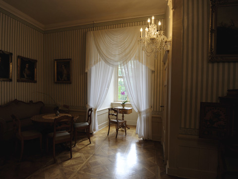 Blick in ein Zimmer der Burg Kriebstein mit Kronleuchter, Gemälden an der Wand und historischen Möbeln, Kultur, Museum, Sehenswürdigkeiten, Ausflug