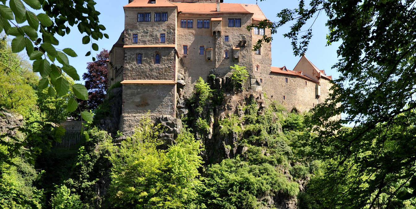 Burg Kriebstein mit der Zschopau und einem Wehr im Vordergrund, Ausflug, Kultur, Sehenswürdigkeiten