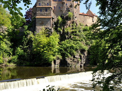 Burg Kriebstein mit der Zschopau und einem Wehr im Vordergrund, Ausflug, Kultur, Sehenswürdigkeiten
