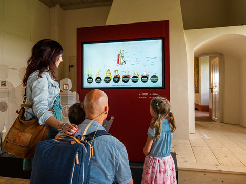 Eine Familie im interaktiven Museum im Burg Mildenstein, Leipzig Region mit Kindern, Ausflug, Kultur