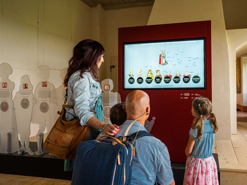 Eine Familie im interaktiven Museum im Burg Mildenstein, Leipzig Region mit Kindern, Ausflug, Kultur