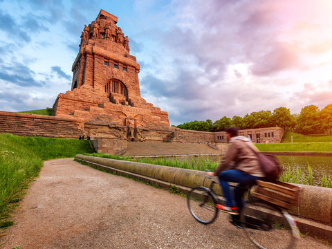 Blick auf das Völkerschlachtdenkmal Leipzig im Sonnenschein, welches eine wahre Sehenswürdigkeit und ein besonderes Stück der Architektur in Leipzig ist, ausflug, sehenswürdigkeiten, kultur