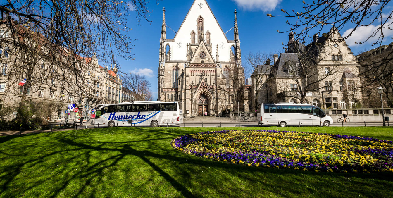 Einige Busse stehen vor der Thomaskirche am Dittrichring bereit für die nächste Stadtrundfahrt mit der Sie die wichtigsten Sehenswürdigkeiten sehen können, Stadtführung, Kultur, Freizeit