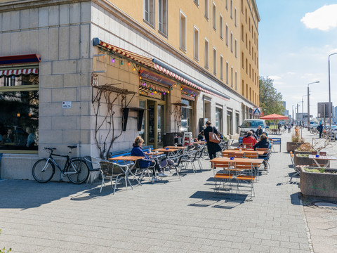 Blick auf den Freisitz des Café Cantona in Richtung Windmühlenstraße und Bayerischer Bahnhof, gastronomie, freisitz, kultur