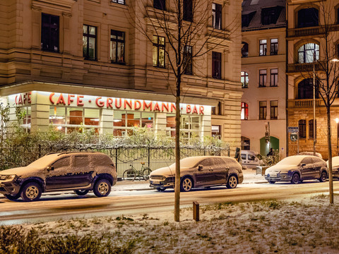 Blick auf die historische fassade des Café Grundmann im Gründerzeit-Stil mit rotem Schriftzug im Winter, gastronomie, restaurant, kulinarik
