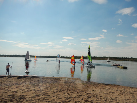 Wassersportler an der Schladitzer Bucht bei strahlendem Sonnenschein