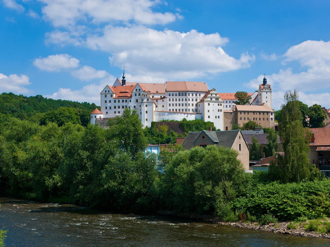 Gesamtansicht von Schloss Colditz auf dem Berg mit der Mulde im Vordergrund, Sehenswürdigkeiten