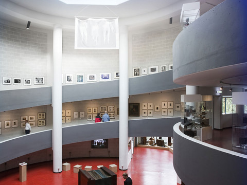 Der Foyer ist gleichzeitig Ausstellungsraum im Deutschen Fotomuseum mit den runden Aufgängen an den Wänden, Verborgenes Leipzig, Kunst, Kultureinrichtung, Galerie