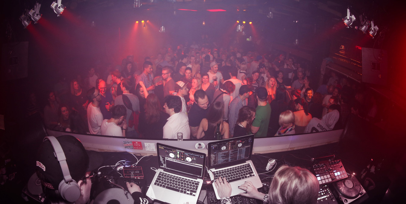 Blick in die tanzende Menge in der Distillery Leipzig, aufgenommen vom DJ-Pult aus; Erhöhung, Party, Bühne