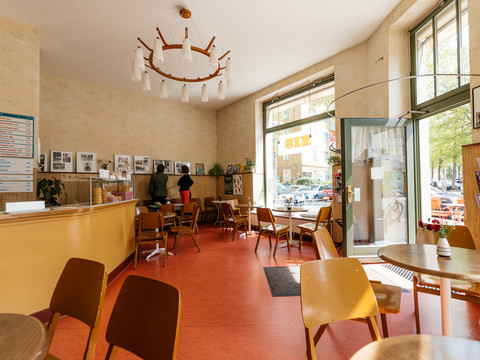 Blick in den geschichtsträchtigen Verkaufsraum der Eisdiele Pfeifer in Leipzig mit Retro-Ausstattung im Stile der 60er Jahre, eisdiele, eiscafe, freisitz