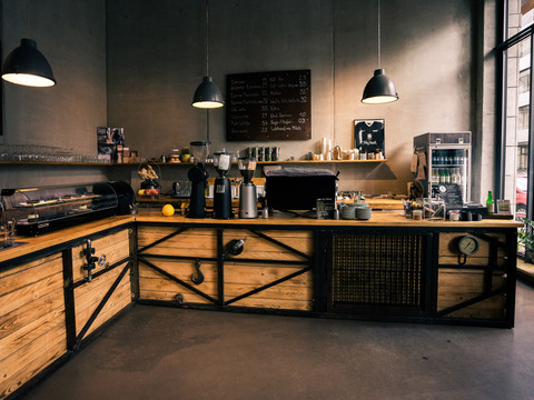 Blick auf den Thekenbereich/ Verkaufsbereich des Franz Morish; Lampen, Einrichtung, Kaffeebohnenverkauf, Baristamaschinen, cafe, gastronomie