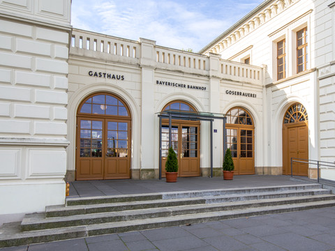 Eingang zum Bayerischen Bahnhof und über der Tür prangt "Gasthaus Bayerischer Bahnhof Gosebrauerei", Kopfbahnhof, Gastronomie in Leipzig, Restaurant