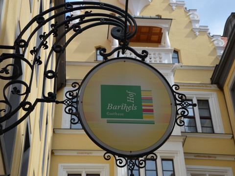 Blick auf das Eingangschild mit Logo von Barthels Hof in Leipzig, Gastronomien