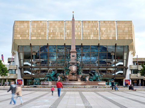Blick auf den Mendebrunnen und das Gewandhaus zu Leipzig am Augustusplatz in dem das berühmte Gewandhausorchester spielt und das eine wahre Sehenswürdigkeit der Musikstadt Leipzig ist, Kultureinrichtung