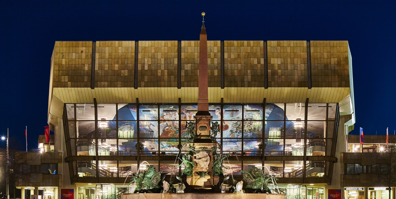 Blick auf den beleuchtete Mendebrunnen und das beleuchtete Gewandhaus zu Leipzig am Augustusplatz am Abend in dem das berühmte Gewandhausorchester spielt und das eine wahre Sehenswürdigkeit der Musikstadt Leipzig ist, Kultureinrichtung