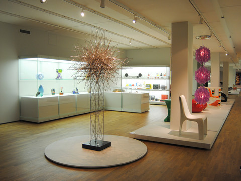 Blick in einen Ausstellungsraum mit Exponaten im Grassi Museum für angewandte Kunst, Kultureinrichtungen in Leipzig