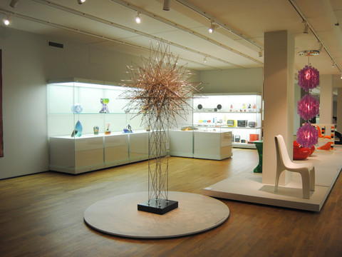 Blick in einen Ausstellungsraum mit Exponaten im Grassi Museum für angewandte Kunst, Kultureinrichtungen in Leipzig