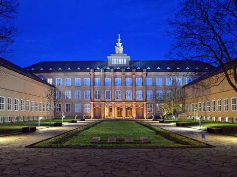 Blick auf das imposante beleuchtete Gebäude in dem sich das Grassi Museum für Angewandte Kunst befindet bei Nacht.