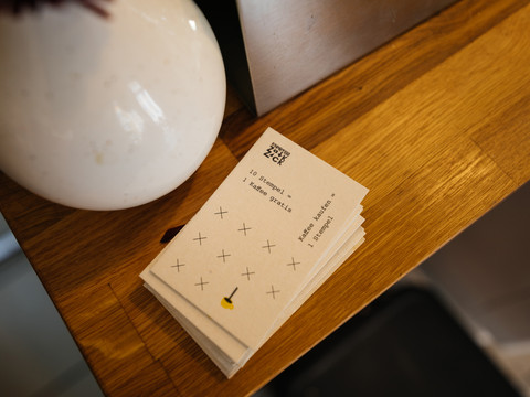 Ein Stapel Stempelkarten aus Holzuntergrund positioniert; Stammkundschaft, Gustav H., eiscafe, sommer, freizeit, familie