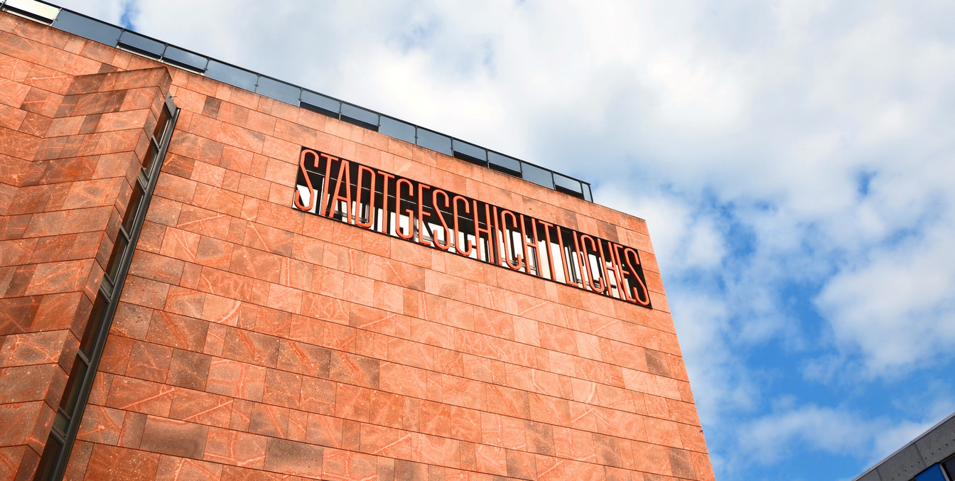 Blick auf die rote Backsteinfassade vom Haus Böttchergässchen des Stadtgeschichtlichen Museums, Kultureinrichtungen in Leipzig, Ausstellung