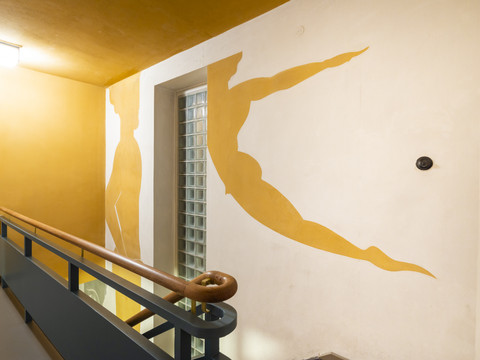Das Highlight des Treppenaufgangs im Haus Rabe in Zwenkau ist die Wandmalerei, die zwei Personen darstellt 