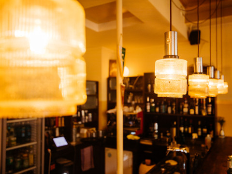 Stilvolle Detailaufnahme von ausgewählten Lampen im Hotel Seeblick; gemütliches Licht, dunkles Holz