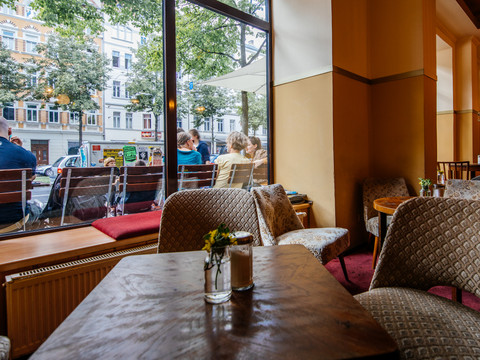 Blick in den Innenbereich des Hotel Seeblick mit Sitzbereich, Gastronomie, Freizeit, Restaurant