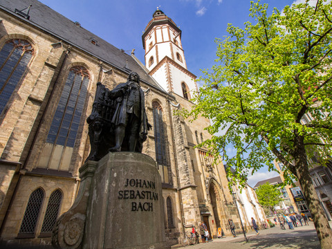 Blick auf die Bach-Statue vor dem Seiteneingang der Thomaskirche in der der Komponist Leiter des Thomanerchors war, Kultureinrichtung, Musikstadt Leipzig, Denkmal, Sehenswürdigkeiten