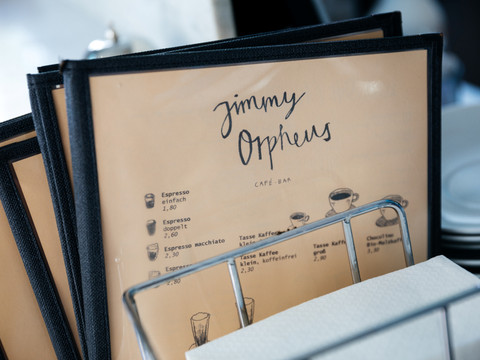 Detailaufnahme der stilvollen Speisekarten des Jimmy Orpheus, cafe, restaurant, gastronomie