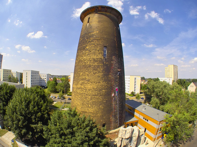 Blick auf den gesamten KletterTurm Leipzig in Mockau in dem man auch bouldern kann