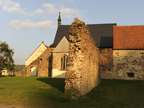 Blick auf das Gelände des Klosters Buch bei Leisnig mit seinen Ruinen bei tiefstehender Sonne