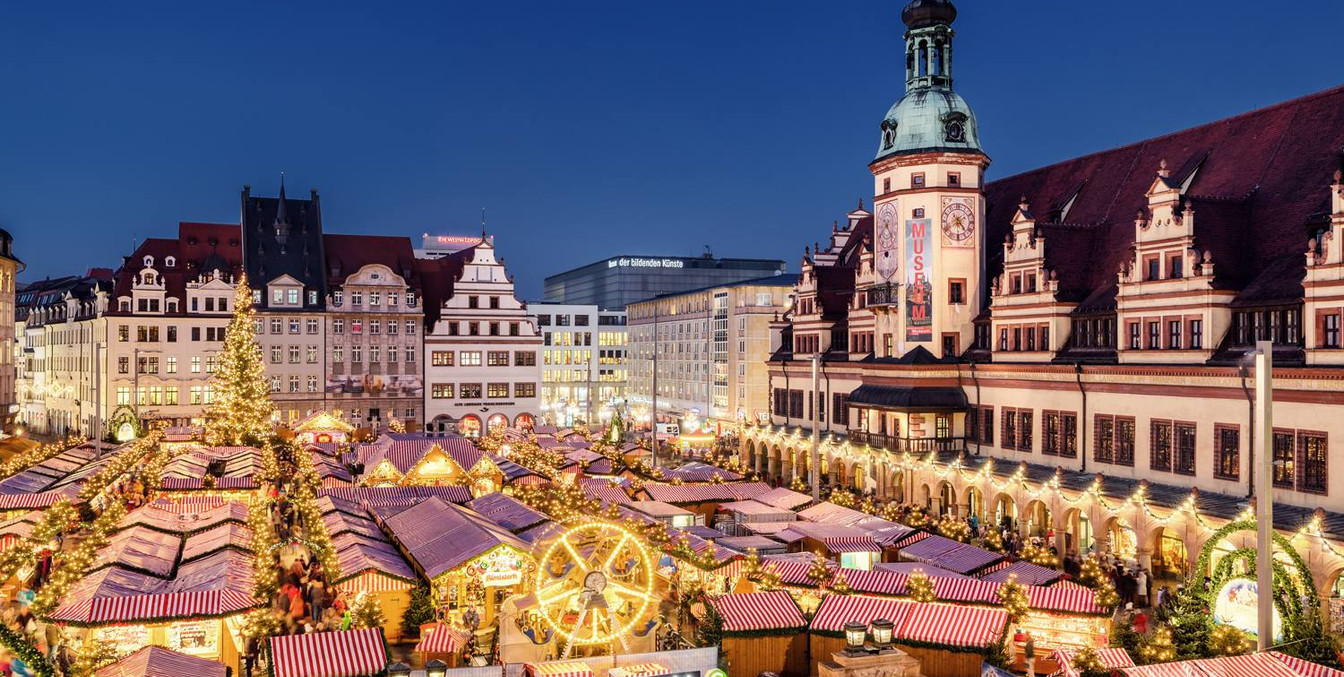 Blick auf den festlichen Weihnachtsmarkt auf dem Markt Leipzig bei Nacht, Veranstaltungen, Weihnachtsmarkt