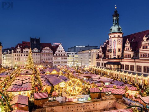 Blick auf den festlichen Weihnachtsmarkt auf dem Markt Leipzig bei Nacht, Veranstaltungen, Weihnachtsmarkt