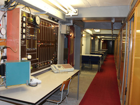 Ausstellungsraum im Museum im Stasi-Bunker in Machern mit originalen Einrichtungen, Region Leipzig
