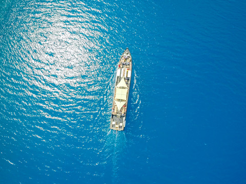 Luftbild von der MS Santa Babara auf dem strahlend blauen Zwenkauer See
