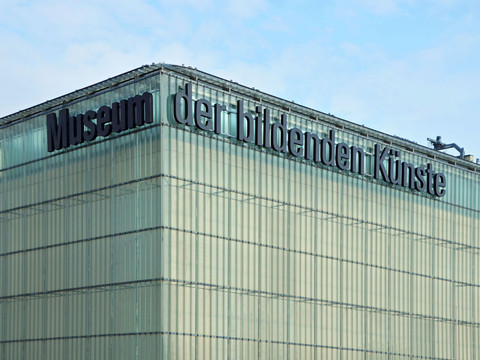 Blick auf die Glasfassade des Museums der bildenden Künste, Architektur in Leipzig, Kunst, Kultureinrichtung, Ausstellung, Galerie