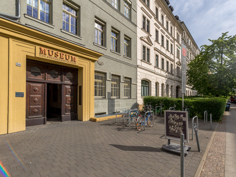 Blick auf den Eingang des Museums für Druckkunst in der Buchstadt Leipzig in der eine wunderbare Ausstellung zu sehen ist, Kultureinrichtung