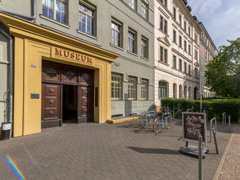 Blick auf den Eingang des Museums für Druckkunst in der Buchstadt Leipzig in der eine wunderbare Ausstellung zu sehen ist, Kultureinrichtung