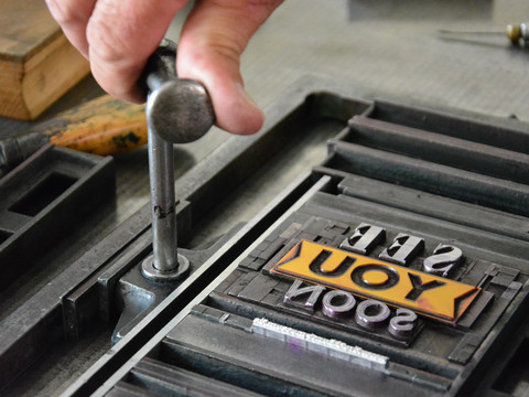 Eine Druckform wird im Jahr der Industriekultur im Museum für Druckkunst eingespannt und für den Druck vorbereitet.