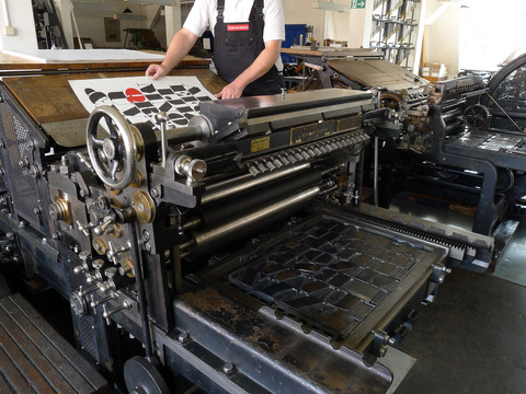 Ein Druck wird aus den noch funktionierenden Druckmaschinen im Museum für Druckkunst genommen