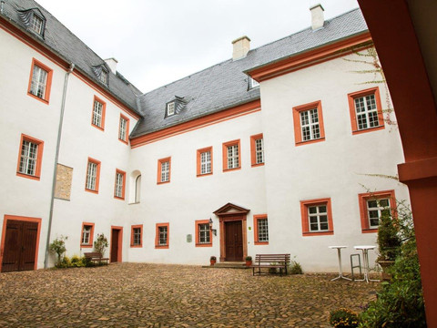 Blick auf den Innenhof des Schloss Frohburgs
