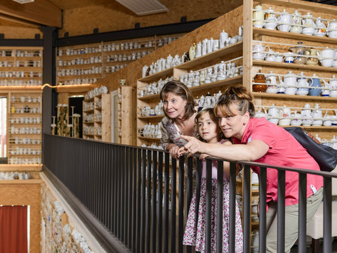 Eine Familie steht im "O", der Multifunktionshalle im O-Schatz-Park und bestaunt die riesige Kaffeekannensammlung