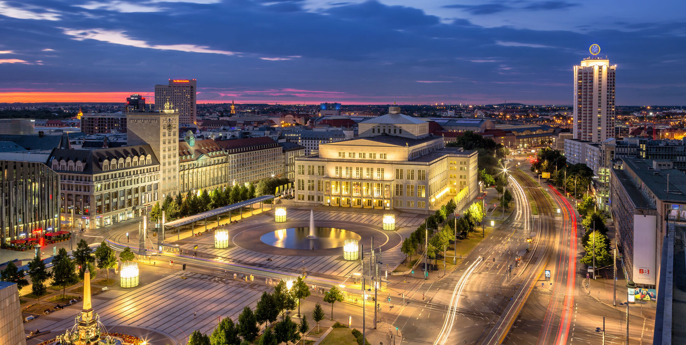 Blick vom Radisson Hotel auf den abendlichen Augustusplatz mit hell erleuchteter Oper Leipzig, Musikstadt, Kultur, Freizeit