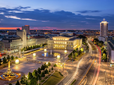 Blick vom Radisson Hotel auf den abendlichen Augustusplatz mit hell erleuchteter Oper Leipzig, Musikstadt, Kultur, Freizeit
