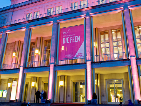 Die bunt beleuchtete Oper Leipzig auf dem Augustusplatz in der Dämmerung die eine wahre Sehenswürdigkeit der Musikstadt Leipzig ist, Kultureinrichtung, Veranstaltungen
