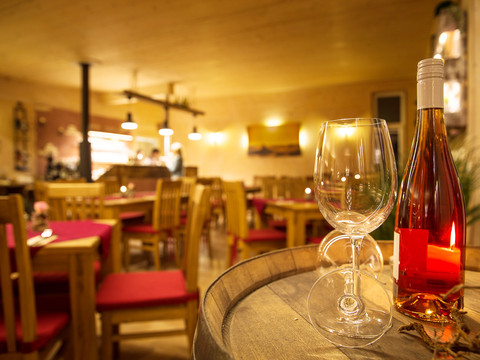 Blick in den Gastraum im Restaurant Levante am Schladitzer See, gastronomie, kulinarik, freizeit